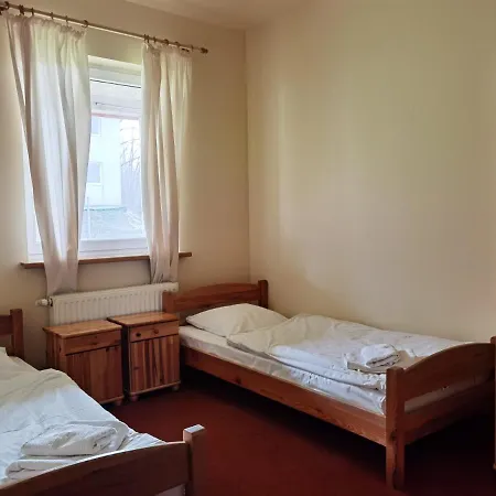 Hotel apartamentowy Dworek 4km Od Legnicy *