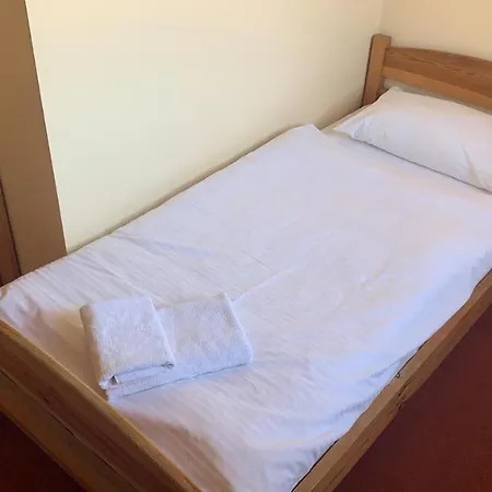Hotel apartamentowy Dworek 4km Od Legnicy *