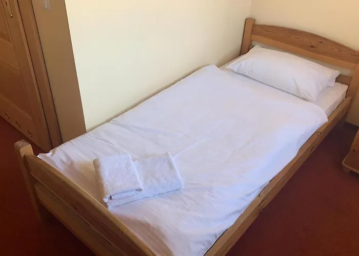 アパートホテル Dworek 4km Od Legnicy 3*